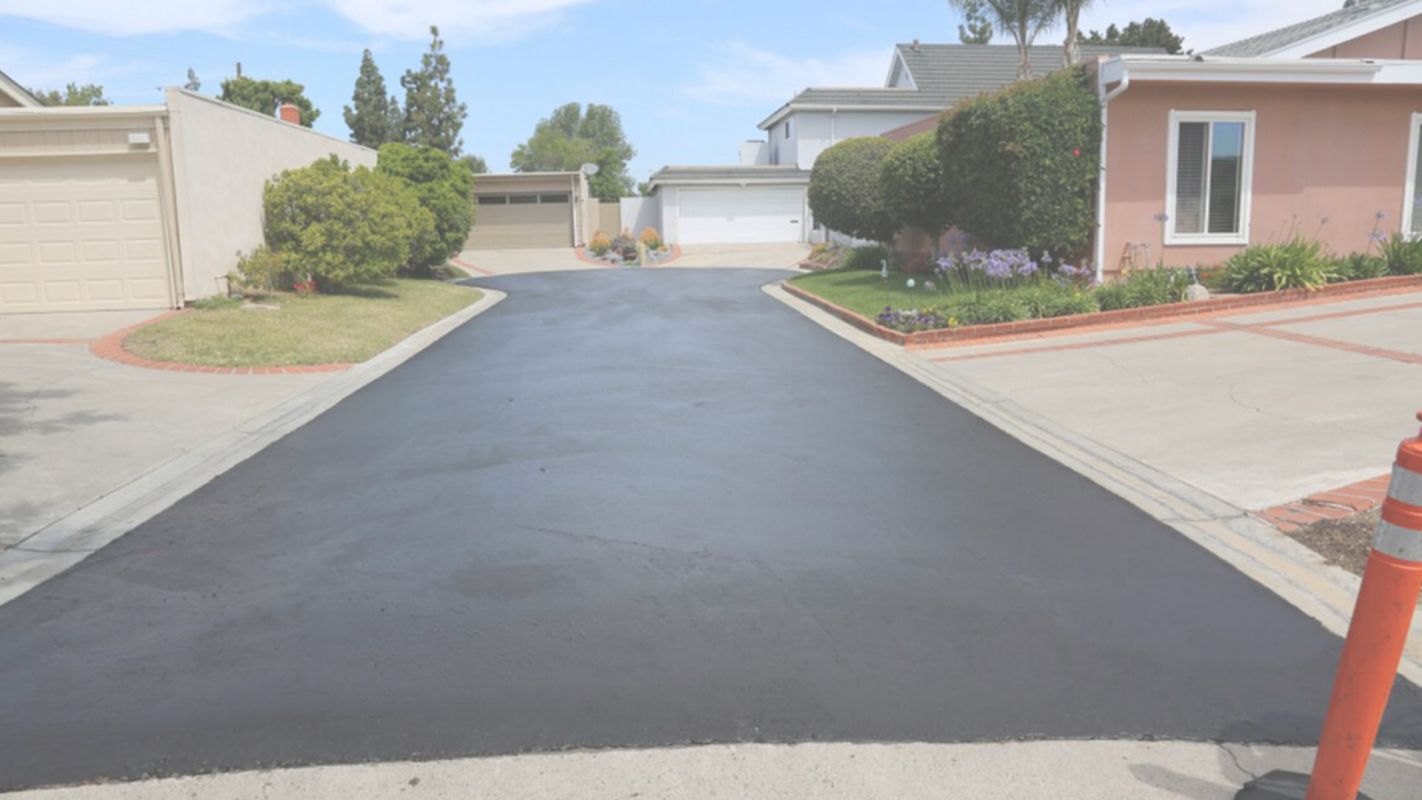 Clean Out Cracks With Blacktop Driveway Resurfacing! Bloomfield Hills, MI